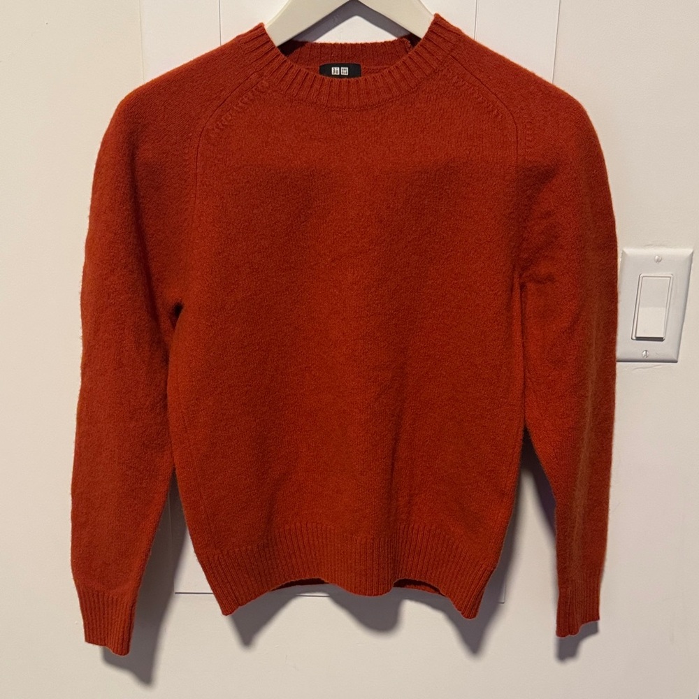 Uniqlo Men's Classic Red Crewneck Sweater - Picture 1 of 3